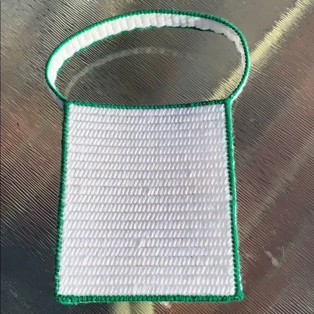 ‎Vtg kitschy handmade yarn Christmas card holder